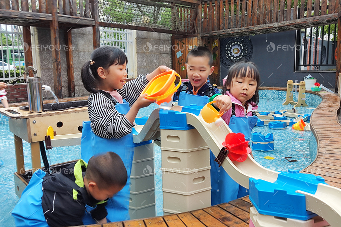 走進(jìn)幼兒園沙水玩具，體驗探究樂趣